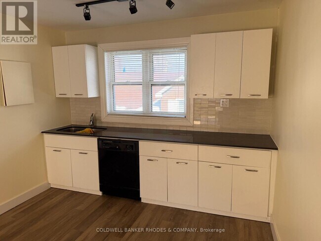 Building Photo - 6 - 406 MONTREAL ROAD