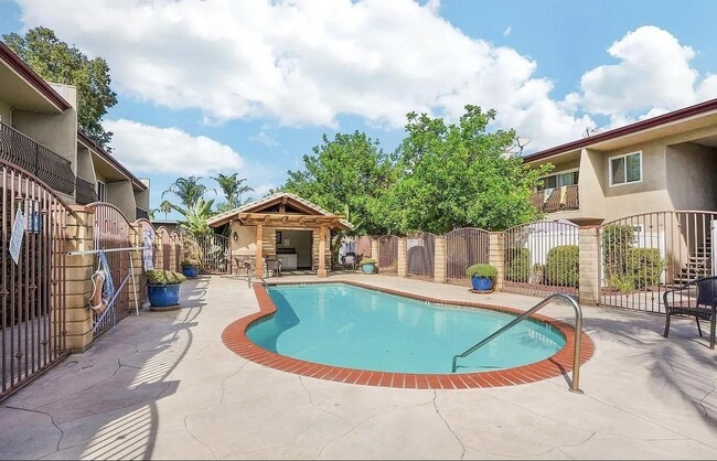 Building Photo - 930 Peach Ave