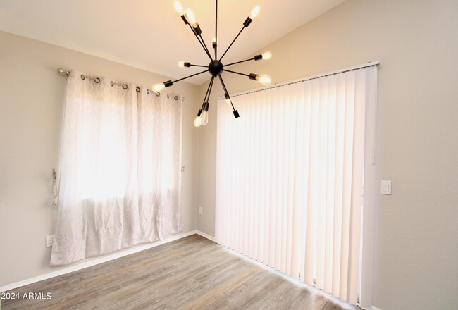 Building Photo - 808 W Malibu Dr