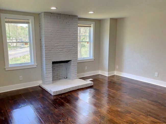 Building Photo - Large 4-bed 2-bath house on a large lot!