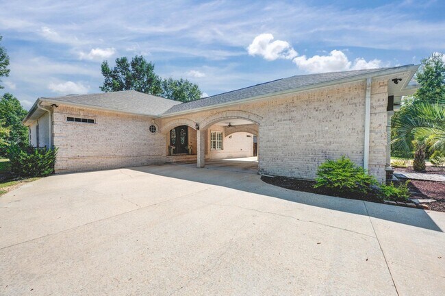 Building Photo - 106 Golf Course Dr