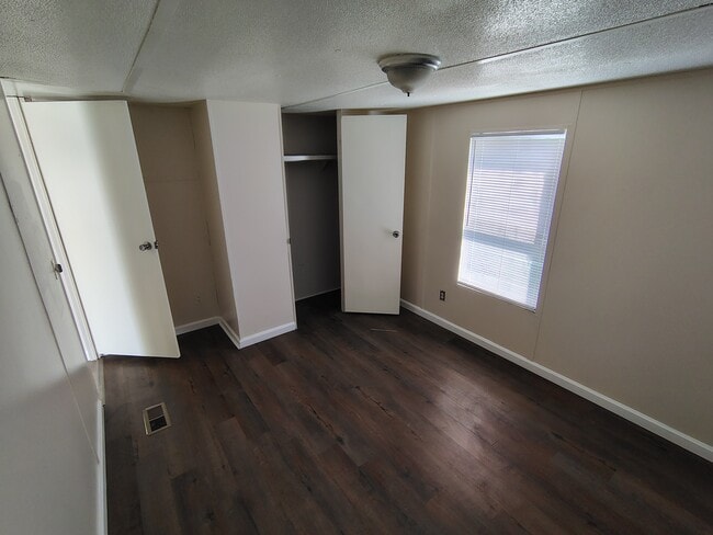 Building Photo - 1040 N Davis Dr