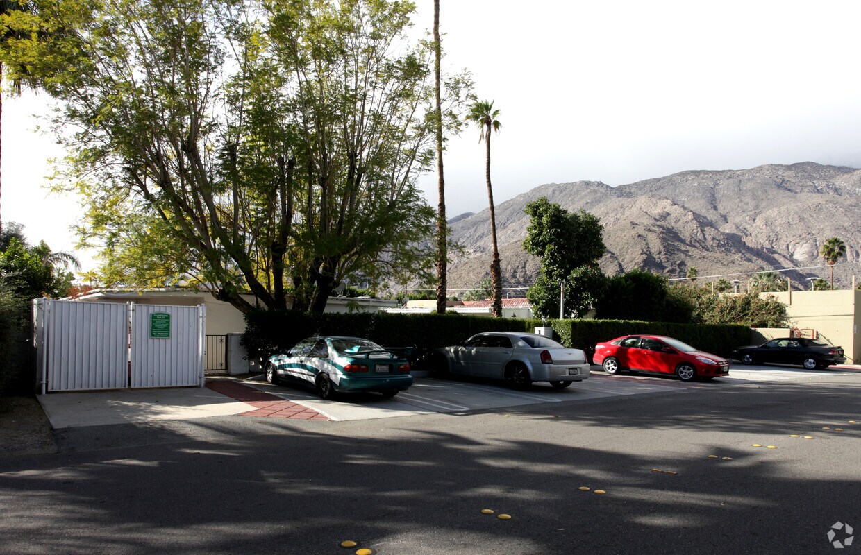 Primary Photo - 275 E Tamarisk Rd