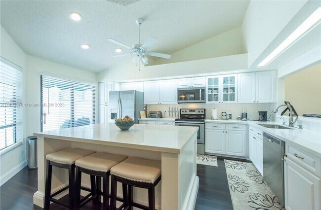Foto del edificio - 8360 Waterford Ave