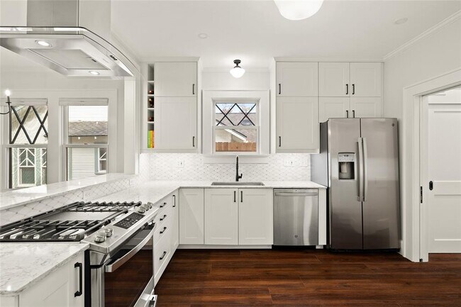 Building Photo - 1705 Kenwood Ave