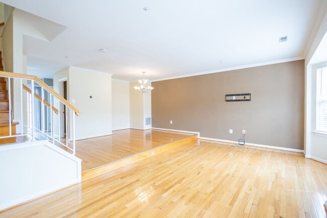 Building Photo - Stunning 3 BR/3 BA Townhome in Odenton!