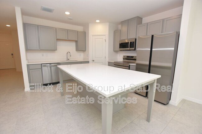 Building Photo - 3649 Majestic Dr