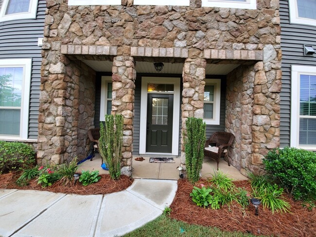 Private Main entrance - 808 Ayrshire Ave