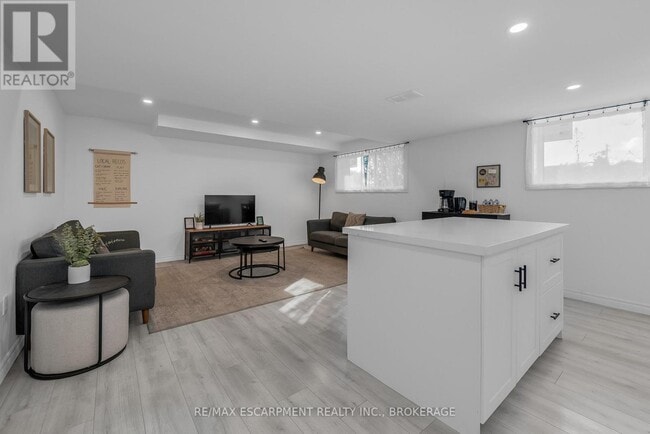 Building Photo - 22 Macoomb Dr