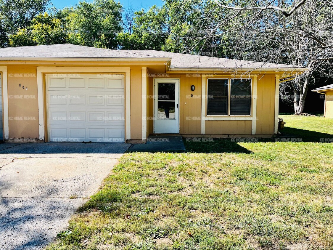 Primary Photo - Bright 2 bedroom 1 bath duplex in Lees Sum...