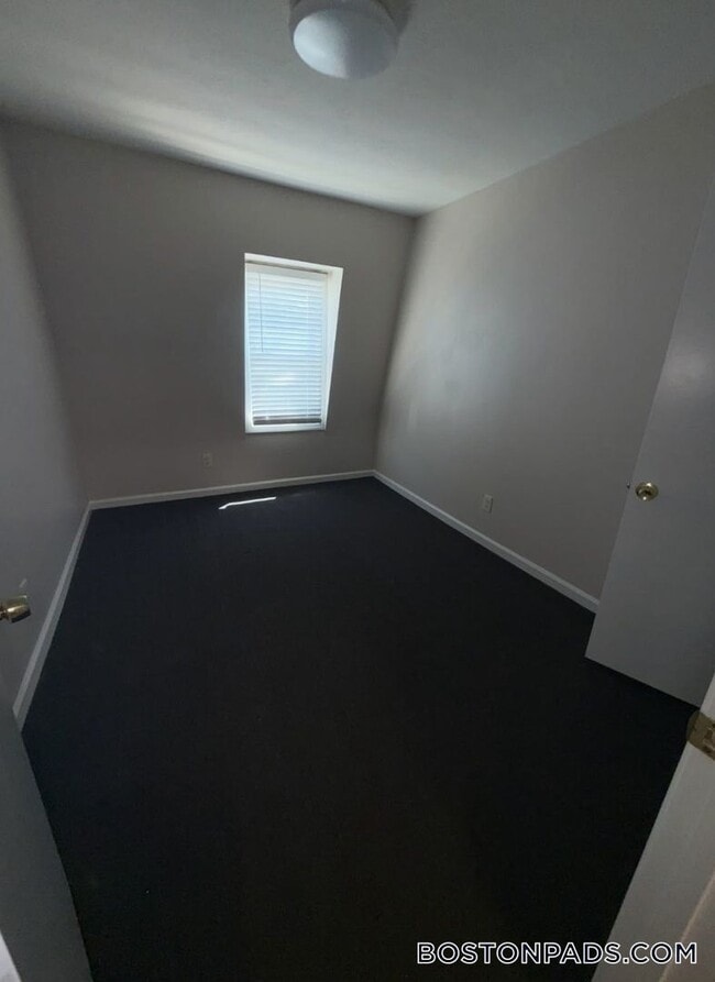 Building Photo - 569 Middle St