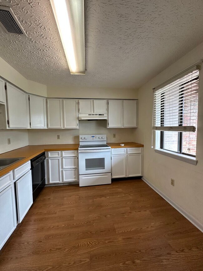 Building Photo - 2 bedroom, 1 bath, Townhome Kingsport, TN