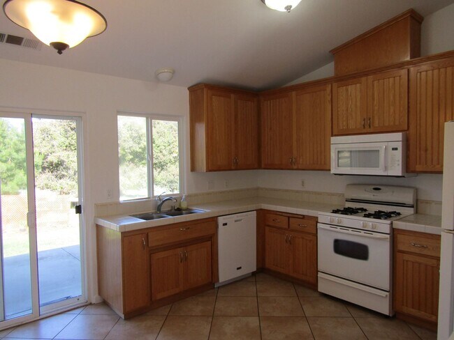 Building Photo - Immaculate Single Level Home on a Generous...