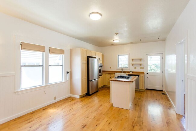 Foto del edificio - Charming 2 Bedroom House with Expansive Wo...