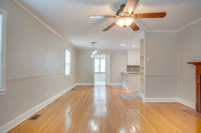 Foto del edificio - East Pensacola 4BR Home with Loft, Sunroom, Hardwood Floors & Updated Kitchen