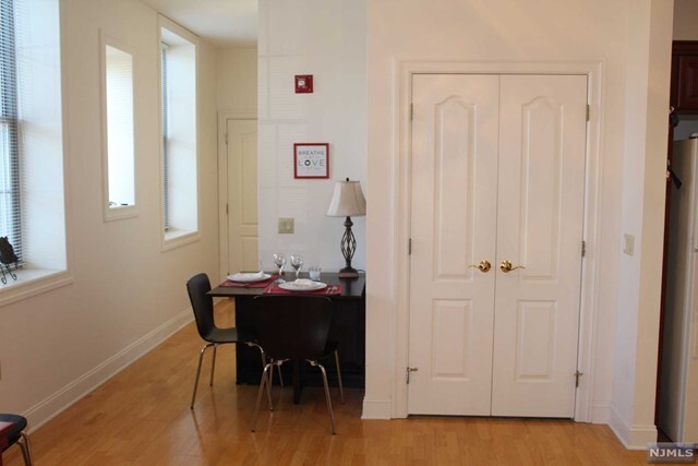 Building Photo - 3201 Rio Vista Dr
