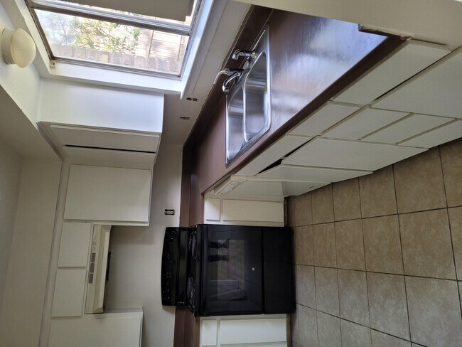 kitchen - 2034 Fleur De Lis Ct
