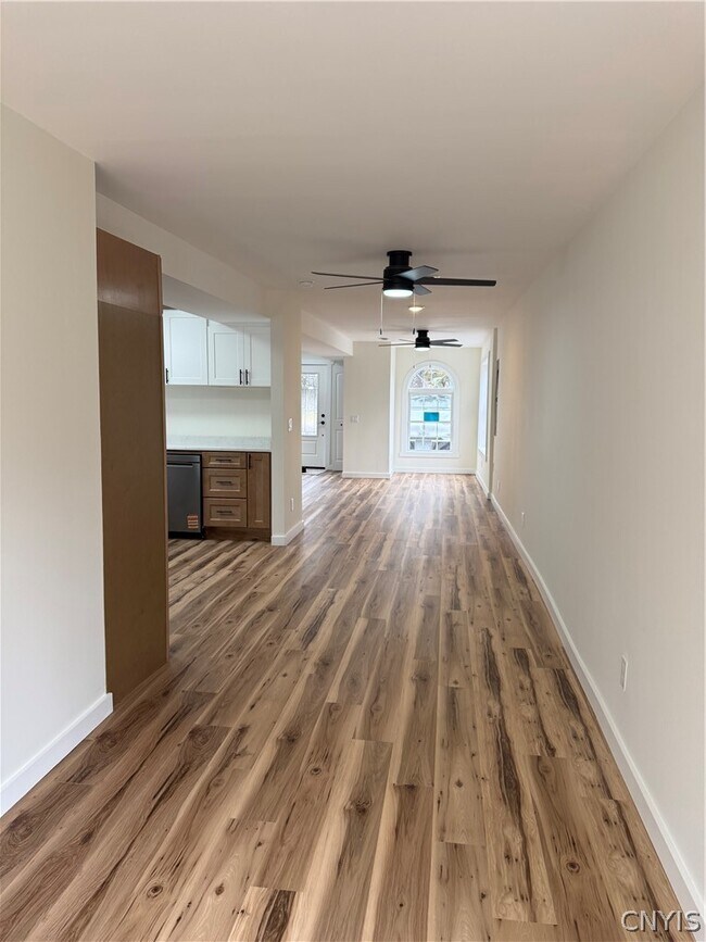 Foto del edificio - 6996 Lakeshore Rd