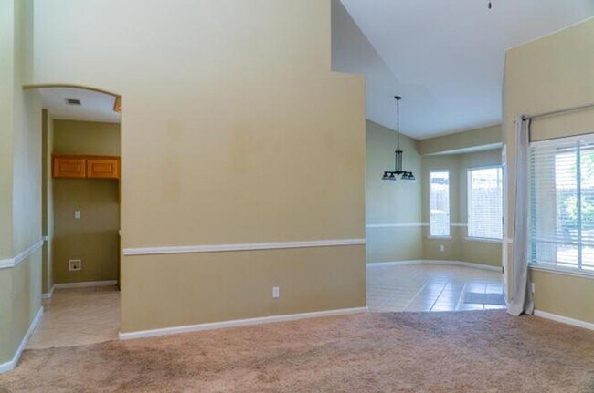 Foto del edificio - Bright & Spacious 4?BR Fresno Home with High Ceilings & Solar!