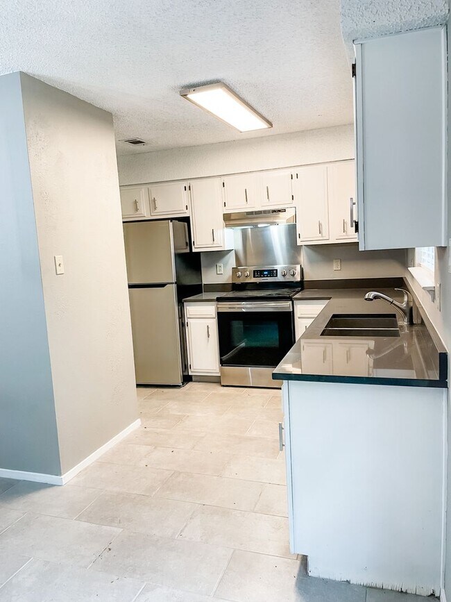 Foto del edificio - Pet Friendly 3/2 on Shady Fenced Lot w/ Fi...