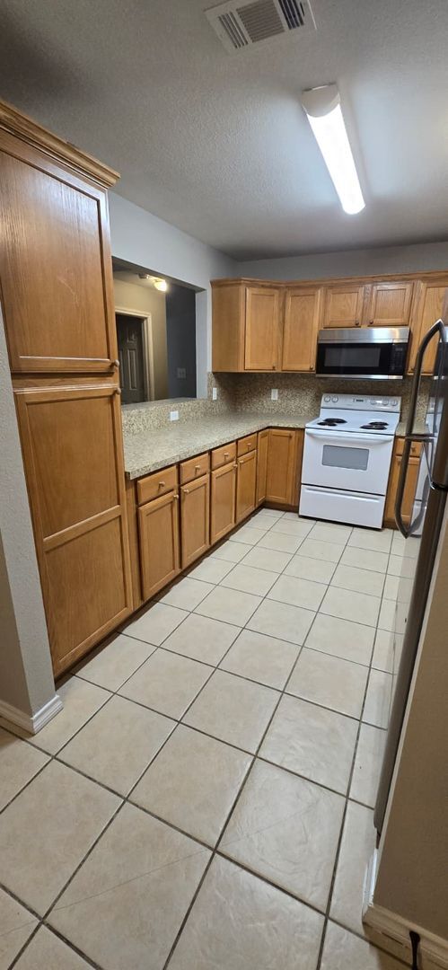 Foto del edificio - Spacious 3 bedroom / 3 bath duplex in convenient location