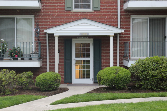 Building Photo - Hosbrook Manor