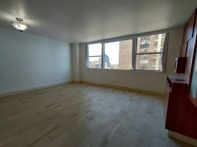 Building Photo - 6301 N Sheridan Rd