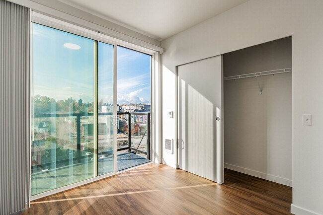 Foto del interior - Atrium - Welcome to South Seattle’s Newest Modern Living Experience — Steps From the Light Rail