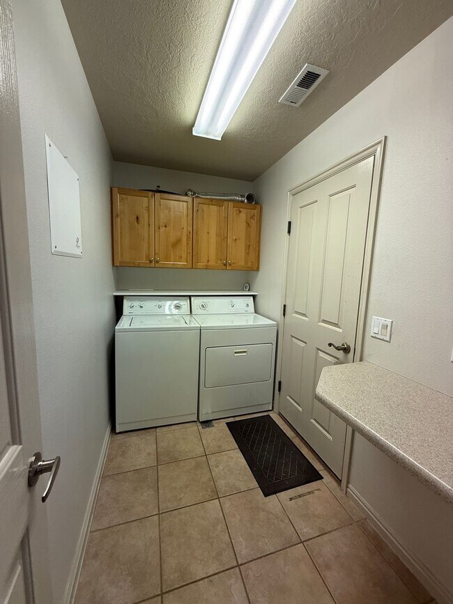Foto del edificio - Partially Furnished 3 Bedroom Home with Co...
