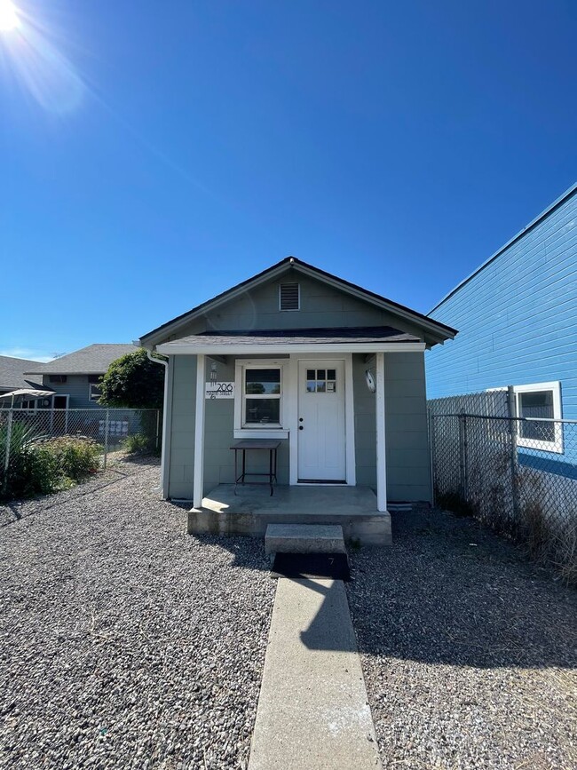 Building Photo - 206 Martin St