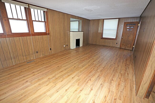 Building Photo - 344 E Adams Ave