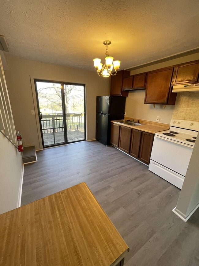 Building Photo - 914 Sparta Dr