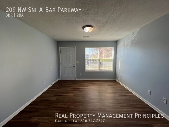 Building Photo - *MOVE-IN SPECIAL* Spacious, Renovated, 3 B...