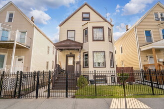 Building Photo - 2519 N Hamlin Ave