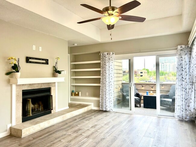 Living room - 1101 E Morehead St