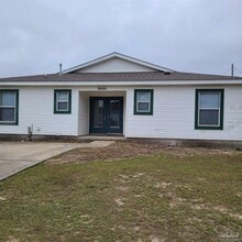 Building Photo - 1800 W Belmont St