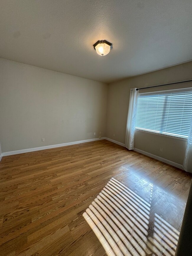 Building Photo - Spacious downstairs apartment near the fro...