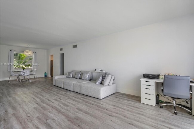 Building Photo - 9700 W Bay Harbor Dr