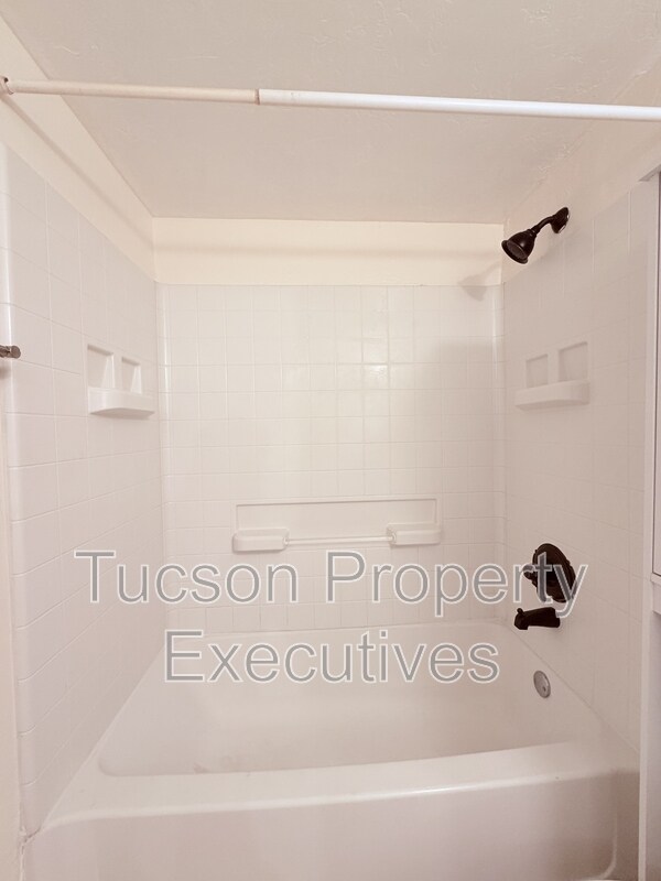 Building Photo - 455 W Kelso St