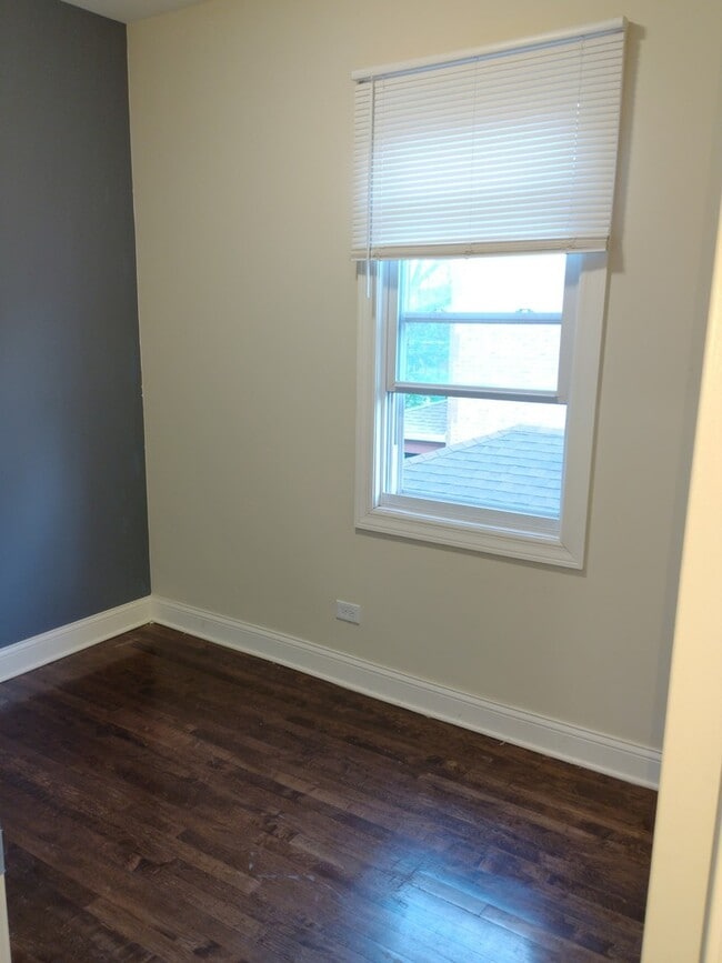 Building Photo - 4406 S Maplewood Ave