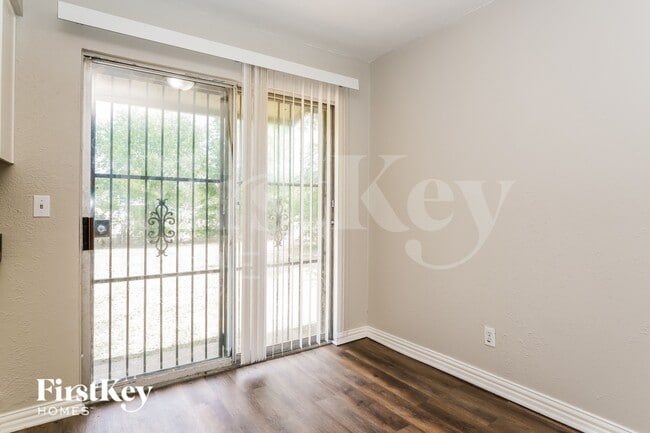 Foto del edificio - 6530 Gentle River Dr