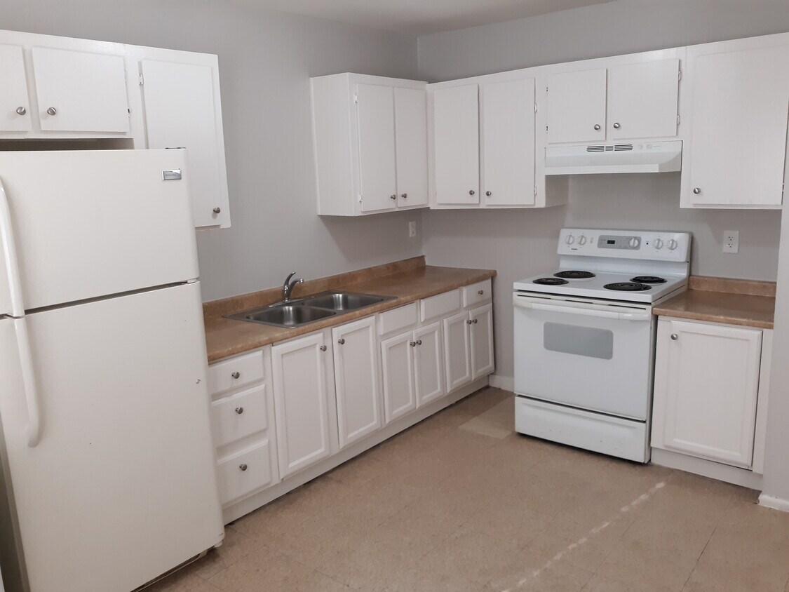 Kitchen - 2755 E Wier Ave