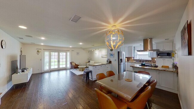 Foto del edificio - Beautiful Fully Furnished 3 Bedroom + Offi...
