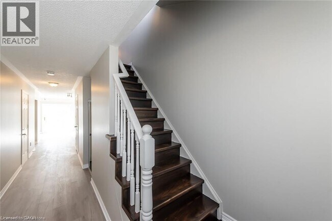 Building Photo - 626 Taylor Crescent