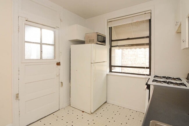 Building Photo - 2332.5 N Spaulding Ave