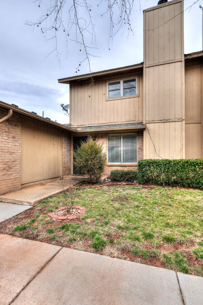 Building Photo - Spacious Hefner Village Townhome