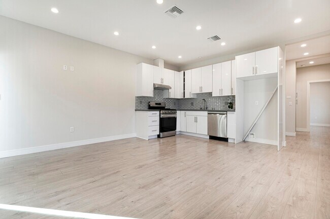 Building Photo - 9156 Morehart Ave