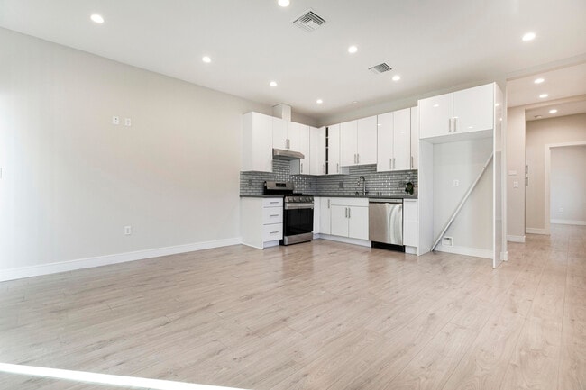 Foto del edificio - 9156 Morehart Ave