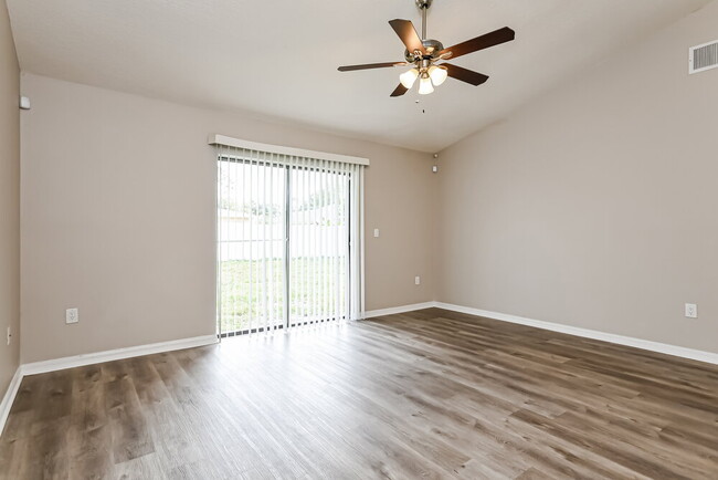 Foto del edificio - 351 Montgomery Ct