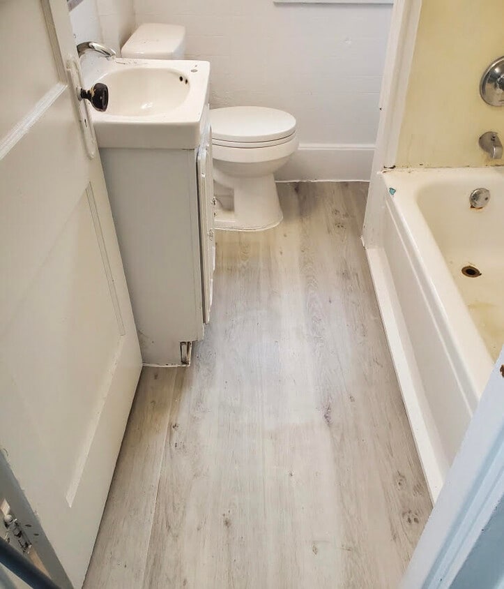 Full bathroom - 1611 Pennsylvania Ave